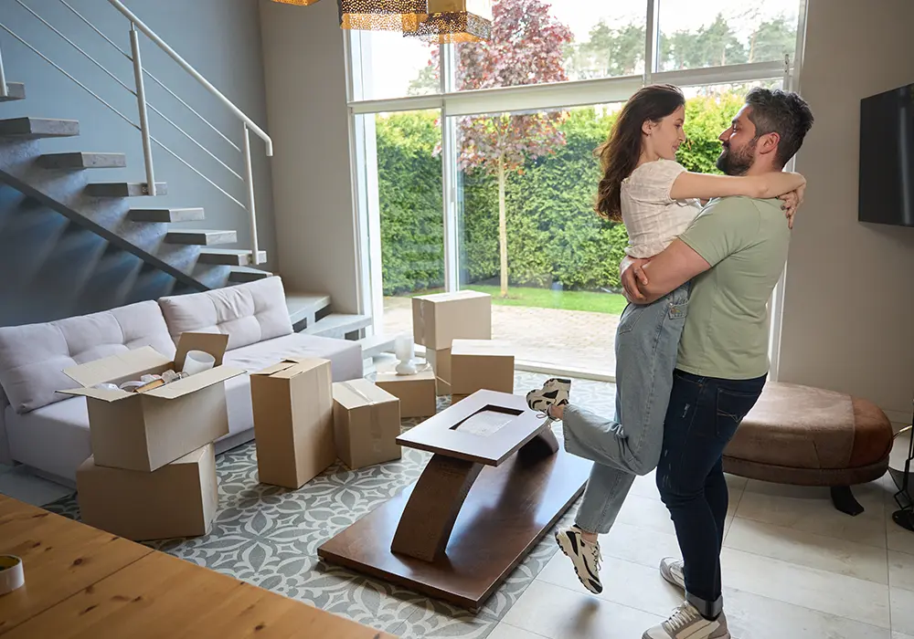 Un couple heureux dans sa nouvelle maison