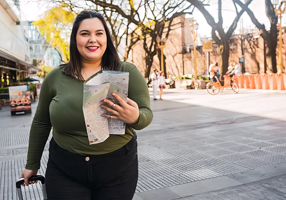 Une touriste heureuse
